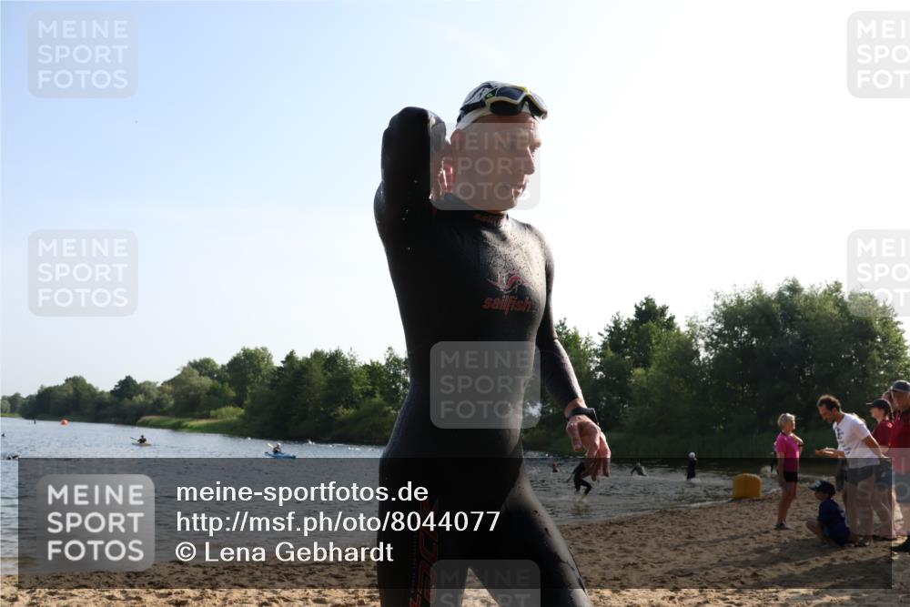 15.06.2025 - 27. Vierlanden-Triathlon Lena Gebhardt http://msf.ph/oto/8044077 15.06.2025 08:34:34 Schwimmen 46, 88 meine-sportfotos.de