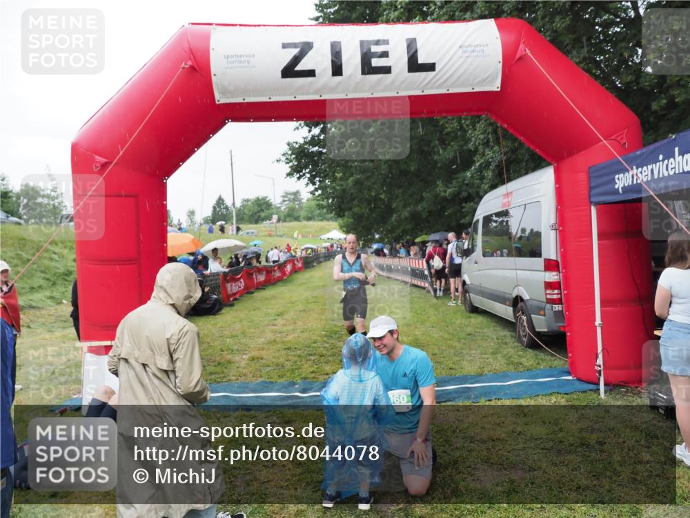 21.06.2025 - 27. Vierlanden-Triathlon MichiJ http://msf.ph/oto/8044078 15.06.2026 13:44:50 Ziel 960, 1141 meine-sportfotos.de