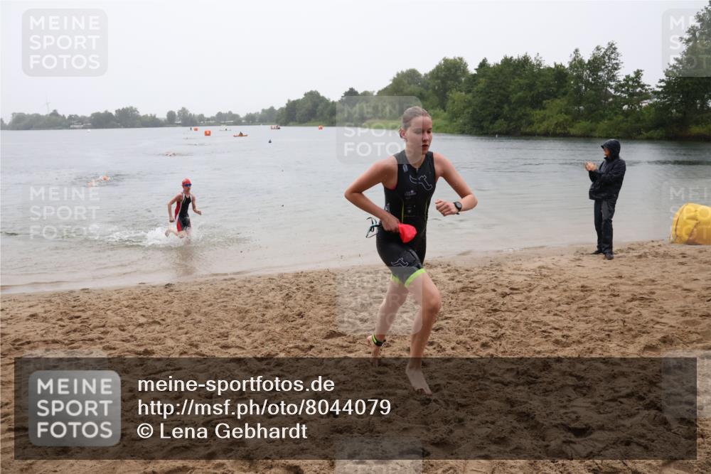 21.06.2025 - 27. Vierlanden-Triathlon Lena Gebhardt http://msf.ph/oto/8044079 15.06.2025 14:38:51 Schwimmen 1318, 1340 meine-sportfotos.de