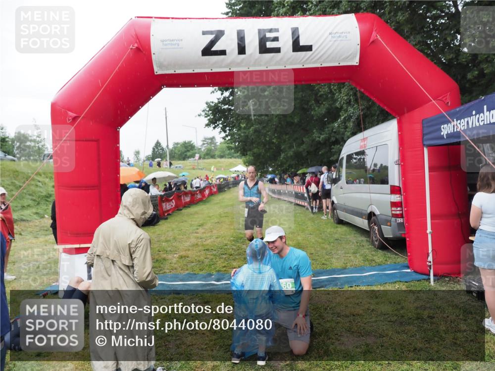 21.06.2025 - 27. Vierlanden-Triathlon MichiJ http://msf.ph/oto/8044080 15.06.2026 13:44:50 Ziel 960, 1141 meine-sportfotos.de