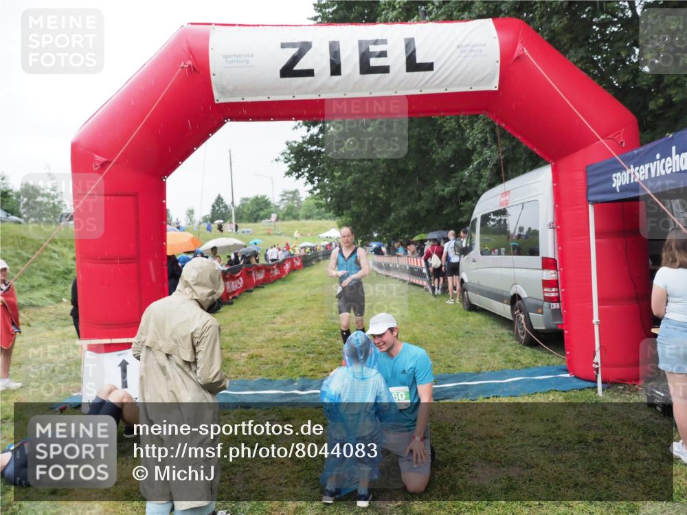 21.06.2025 - 27. Vierlanden-Triathlon MichiJ http://msf.ph/oto/8044083 15.06.2026 13:44:50 Ziel 960, 1141 meine-sportfotos.de