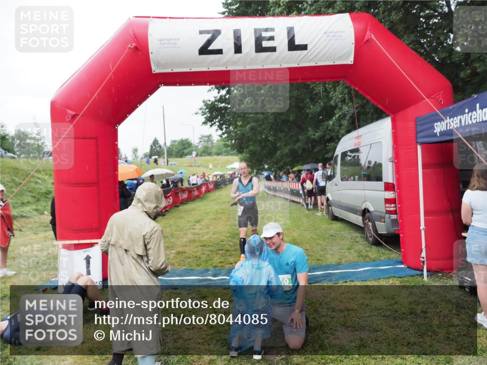 21.06.2025 - 27. Vierlanden-Triathlon MichiJ http://msf.ph/oto/8044085 15.06.2026 13:44:50 Ziel 960, 1141 meine-sportfotos.de