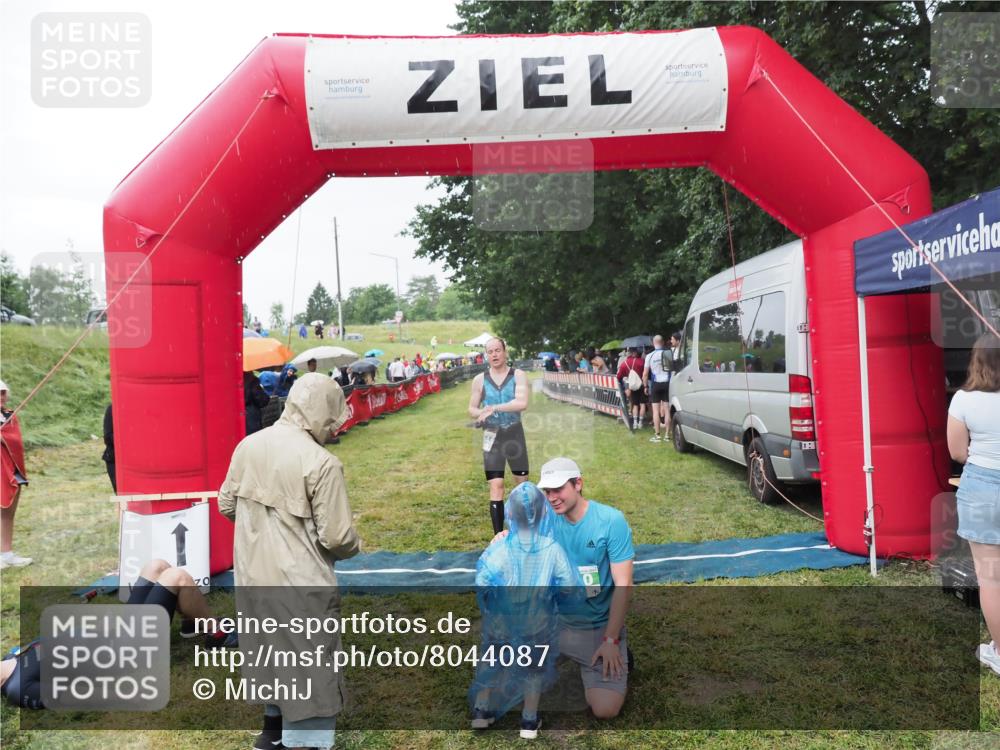 21.06.2025 - 27. Vierlanden-Triathlon MichiJ http://msf.ph/oto/8044087 15.06.2026 13:44:50 Ziel 960, 1141 meine-sportfotos.de