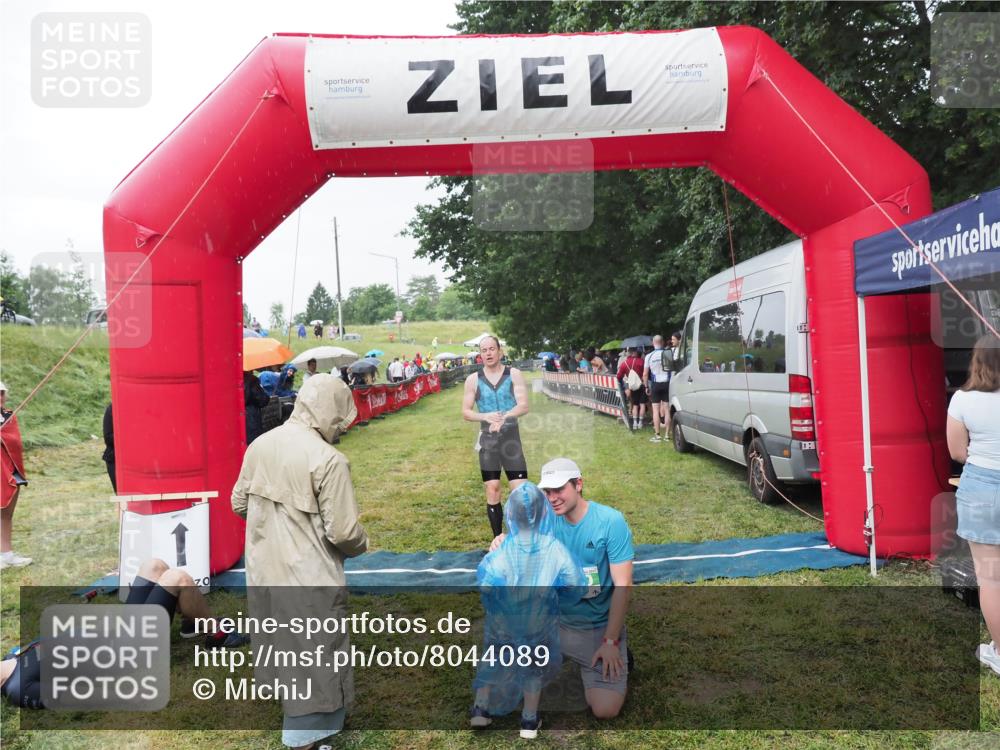 21.06.2025 - 27. Vierlanden-Triathlon MichiJ http://msf.ph/oto/8044089 15.06.2026 13:44:50 Ziel 960, 1141 meine-sportfotos.de