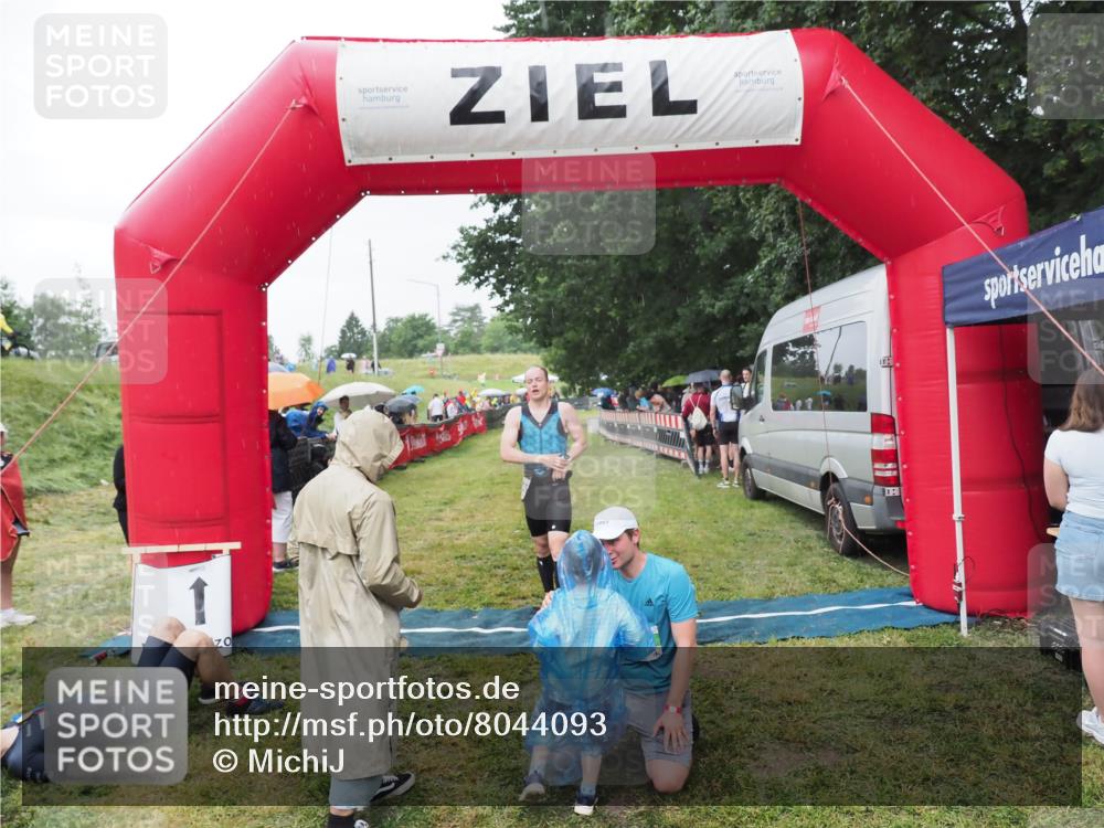 21.06.2025 - 27. Vierlanden-Triathlon MichiJ http://msf.ph/oto/8044093 15.06.2026 13:44:50 Ziel 960, 1141 meine-sportfotos.de