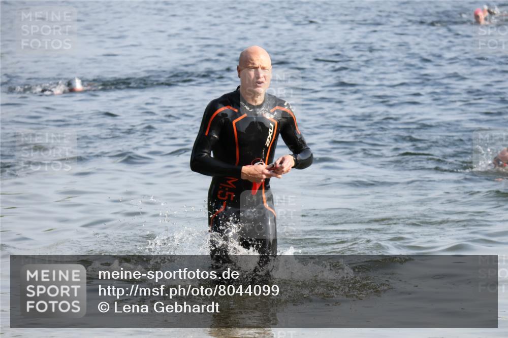 15.06.2025 - 27. Vierlanden-Triathlon Lena Gebhardt http://msf.ph/oto/8044099 15.06.2025 08:34:45 Schwimmen 46, 124, 149 meine-sportfotos.de