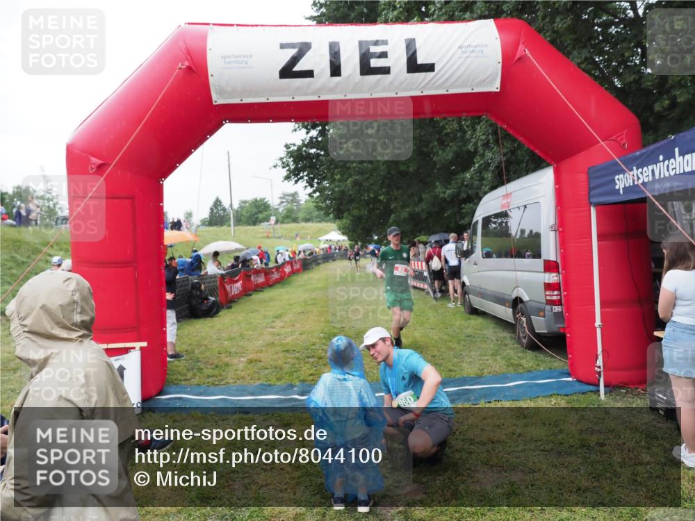 21.06.2025 - 27. Vierlanden-Triathlon MichiJ http://msf.ph/oto/8044100 15.06.2026 13:44:59 Ziel 82 meine-sportfotos.de