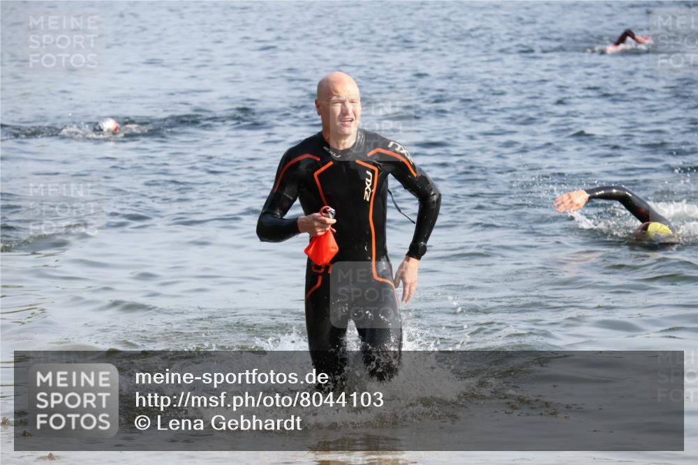 15.06.2025 - 27. Vierlanden-Triathlon Lena Gebhardt http://msf.ph/oto/8044103 15.06.2025 08:34:45 Schwimmen 46, 124, 149 meine-sportfotos.de
