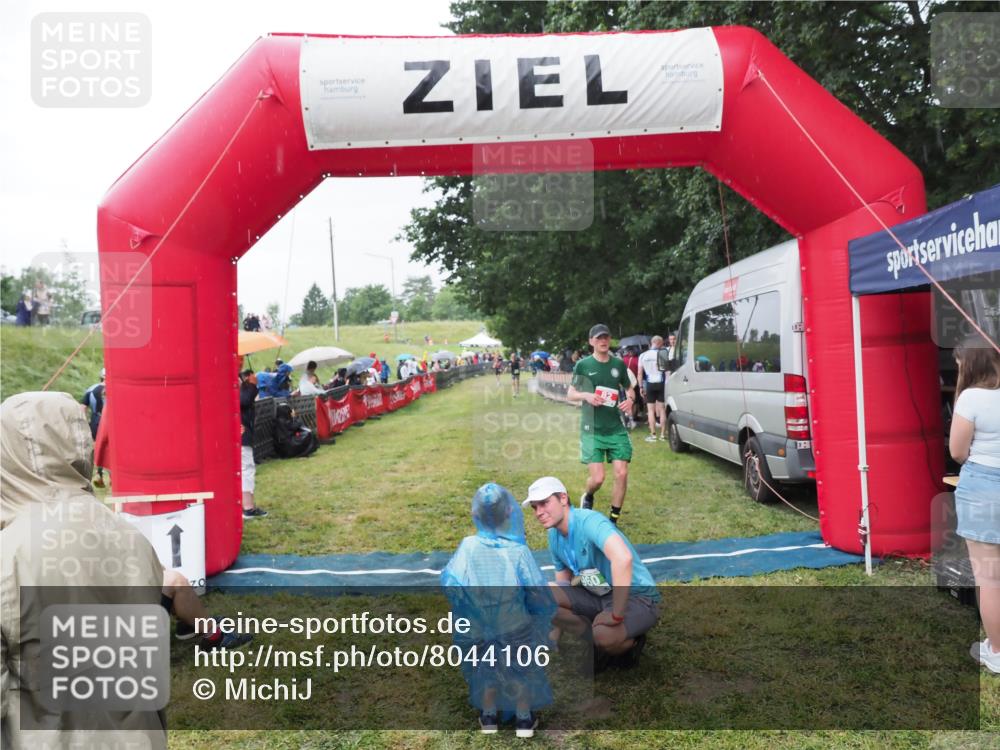 21.06.2025 - 27. Vierlanden-Triathlon MichiJ http://msf.ph/oto/8044106 15.06.2026 13:45:00 Ziel 82 meine-sportfotos.de