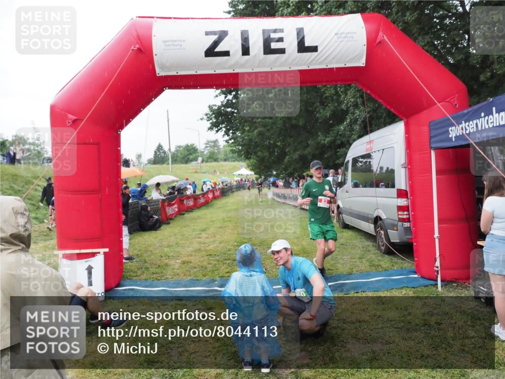 21.06.2025 - 27. Vierlanden-Triathlon MichiJ http://msf.ph/oto/8044113 15.06.2026 13:45:00 Ziel 82 meine-sportfotos.de