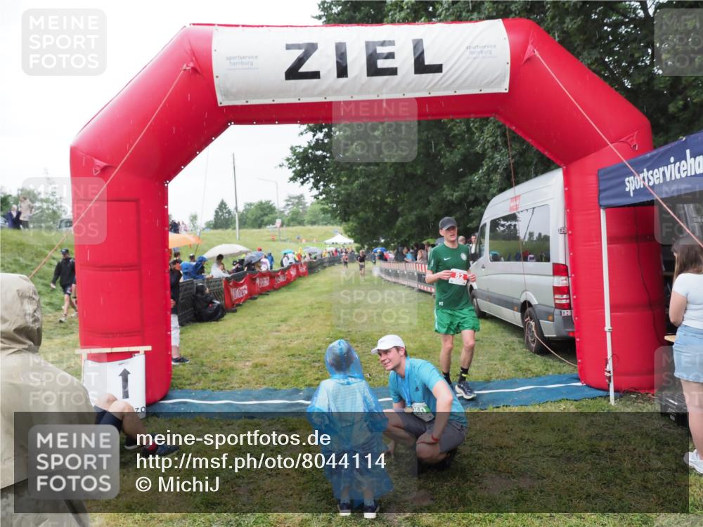 21.06.2025 - 27. Vierlanden-Triathlon MichiJ http://msf.ph/oto/8044114 15.06.2026 13:45:00 Ziel 82 meine-sportfotos.de