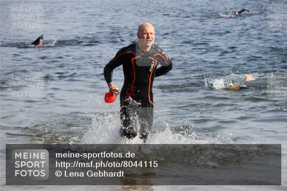 15.06.2025 - 27. Vierlanden-Triathlon Lena Gebhardt http://msf.ph/oto/8044115 15.06.2025 08:34:46 Schwimmen 46, 124, 149, 186 meine-sportfotos.de