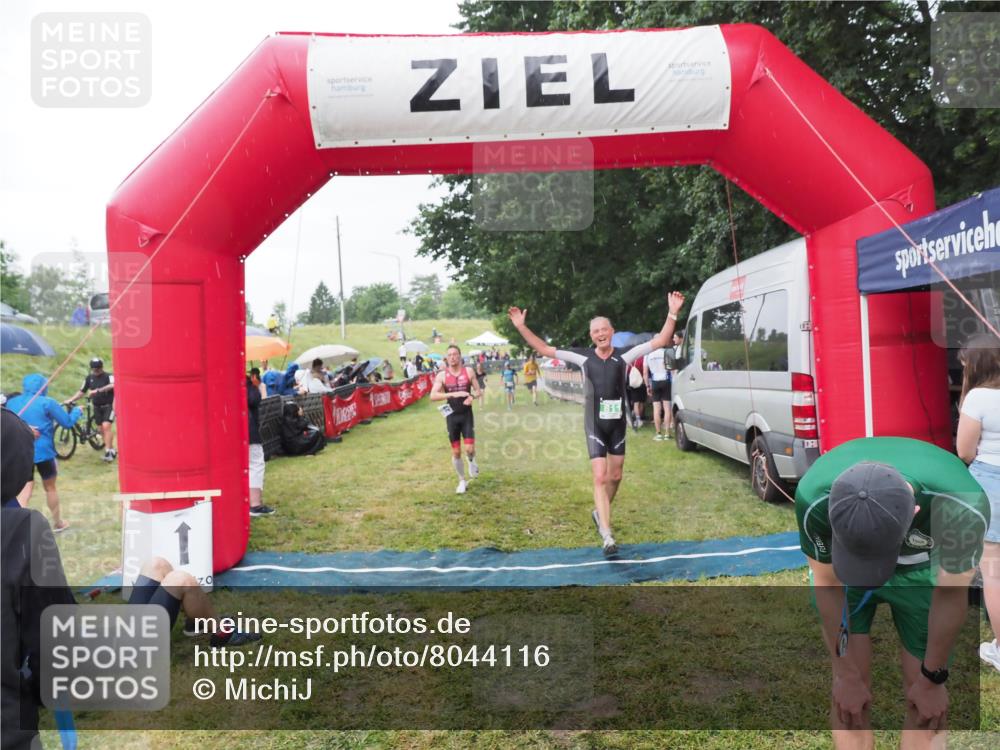 21.06.2025 - 27. Vierlanden-Triathlon MichiJ http://msf.ph/oto/8044116 15.06.2026 13:45:08 Ziel 811, 881, 956, 1114 meine-sportfotos.de