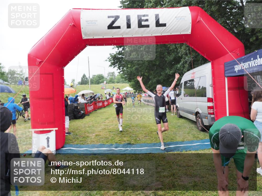 21.06.2025 - 27. Vierlanden-Triathlon MichiJ http://msf.ph/oto/8044118 15.06.2026 13:45:08 Ziel 811, 881, 956, 1114 meine-sportfotos.de