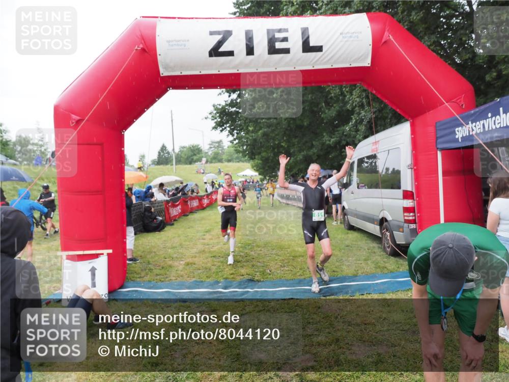 21.06.2025 - 27. Vierlanden-Triathlon MichiJ http://msf.ph/oto/8044120 15.06.2026 13:45:08 Ziel 811, 881, 956, 1114 meine-sportfotos.de