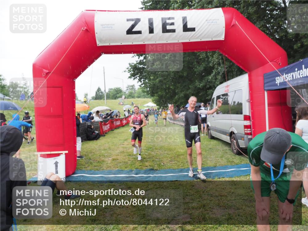 21.06.2025 - 27. Vierlanden-Triathlon MichiJ http://msf.ph/oto/8044122 15.06.2026 13:45:08 Ziel 811, 881, 956, 1114 meine-sportfotos.de