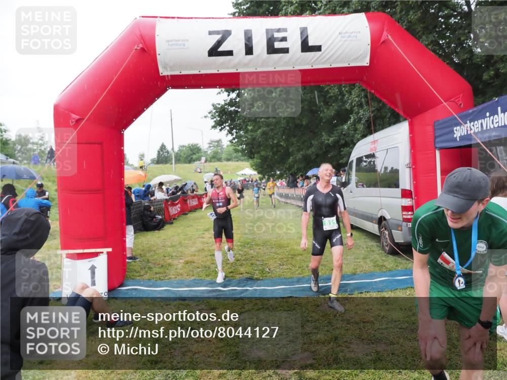 21.06.2025 - 27. Vierlanden-Triathlon MichiJ http://msf.ph/oto/8044127 15.06.2026 13:45:08 Ziel 811, 881, 956, 1114 meine-sportfotos.de