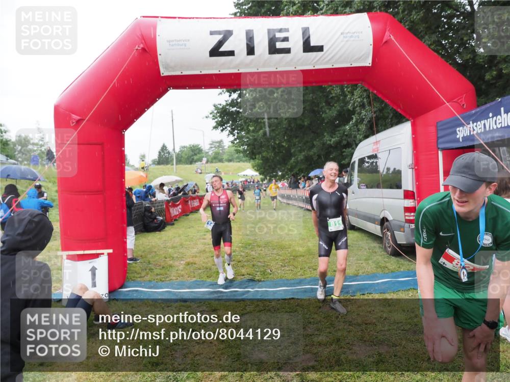 21.06.2025 - 27. Vierlanden-Triathlon MichiJ http://msf.ph/oto/8044129 15.06.2026 13:45:08 Ziel 811, 881, 956, 1114 meine-sportfotos.de