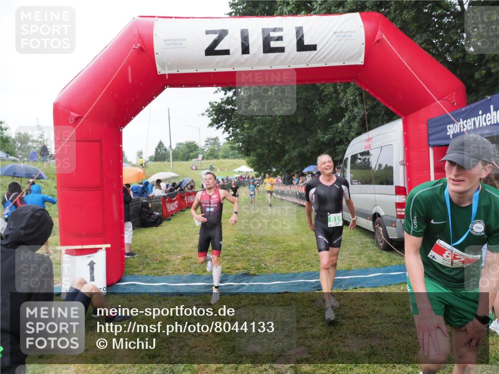 21.06.2025 - 27. Vierlanden-Triathlon MichiJ http://msf.ph/oto/8044133 15.06.2026 13:45:09 Ziel 811, 881, 956, 1114 meine-sportfotos.de