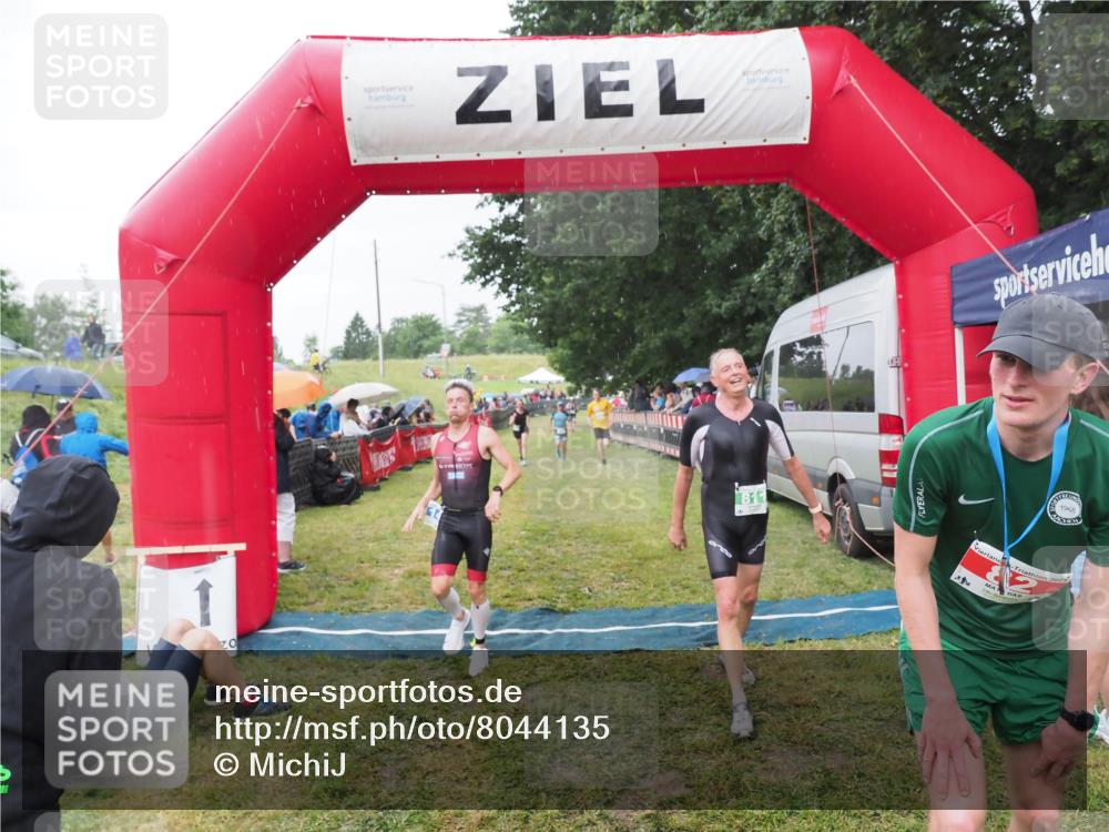 21.06.2025 - 27. Vierlanden-Triathlon MichiJ http://msf.ph/oto/8044135 15.06.2026 13:45:09 Ziel 811, 881, 956, 1114 meine-sportfotos.de