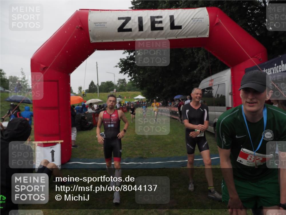 21.06.2025 - 27. Vierlanden-Triathlon MichiJ http://msf.ph/oto/8044137 15.06.2026 13:45:09 Ziel 811, 881, 956, 1114 meine-sportfotos.de
