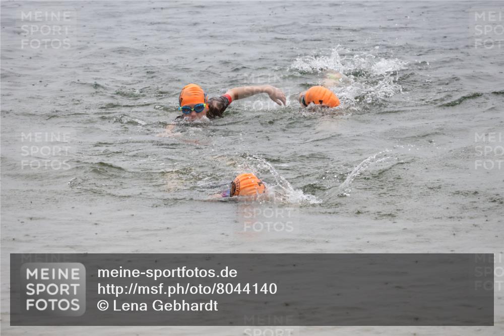 21.06.2025 - 27. Vierlanden-Triathlon Lena Gebhardt http://msf.ph/oto/8044140 15.06.2025 14:39:03 Schwimmen 1335, 1340, 1345, 1349 meine-sportfotos.de