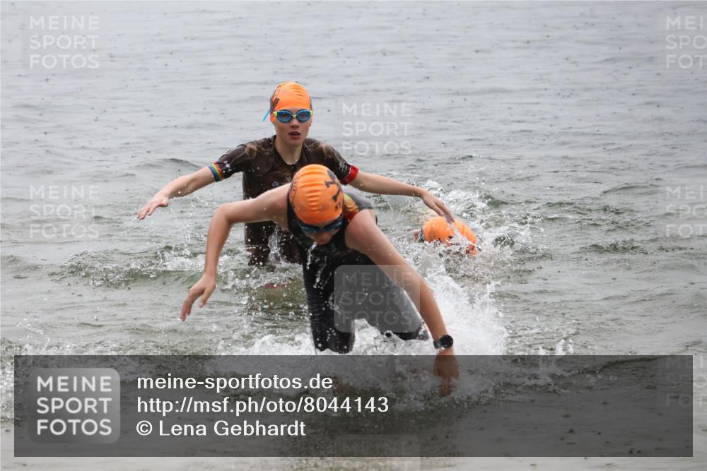 21.06.2025 - 27. Vierlanden-Triathlon Lena Gebhardt http://msf.ph/oto/8044143 15.06.2025 14:39:05 Schwimmen 1335, 1345, 1349 meine-sportfotos.de