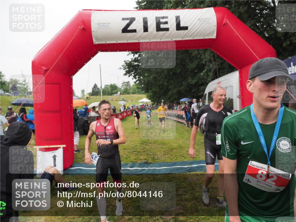 21.06.2025 - 27. Vierlanden-Triathlon MichiJ http://msf.ph/oto/8044146 15.06.2026 13:45:10 Ziel 811, 881, 930, 956, 1114 meine-sportfotos.de