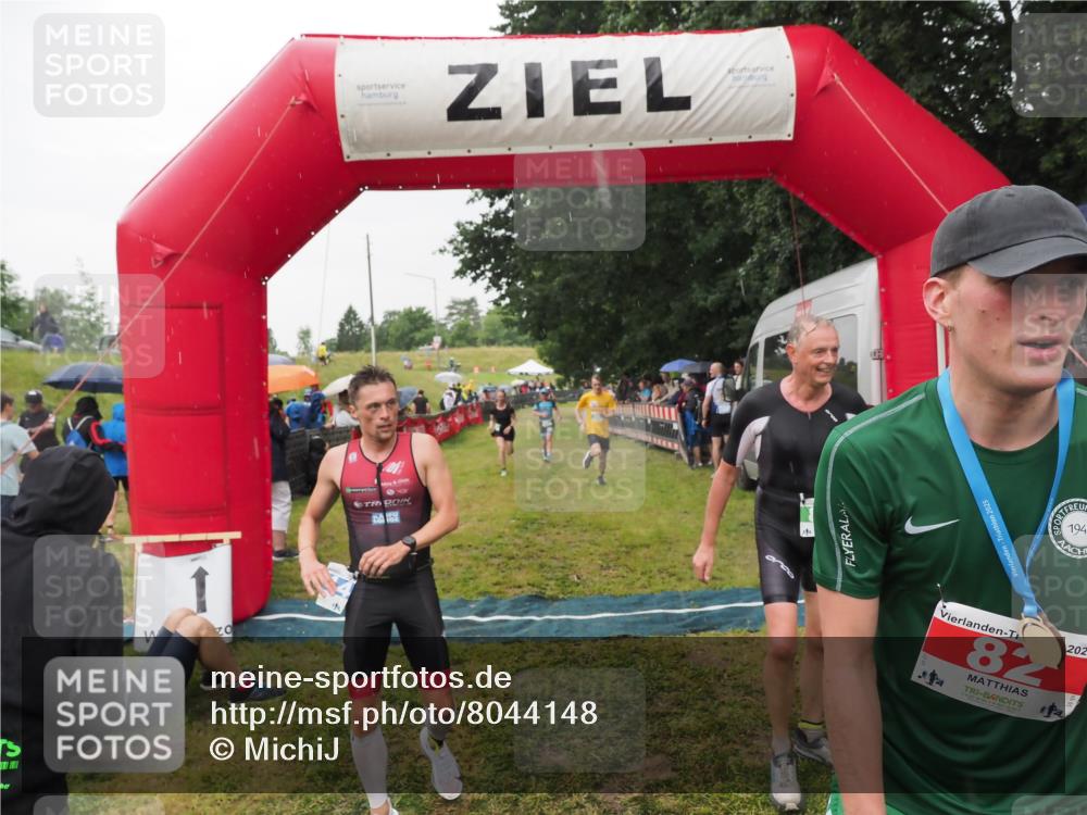 21.06.2025 - 27. Vierlanden-Triathlon MichiJ http://msf.ph/oto/8044148 15.06.2026 13:45:10 Ziel 811, 881, 930, 956, 1114 meine-sportfotos.de