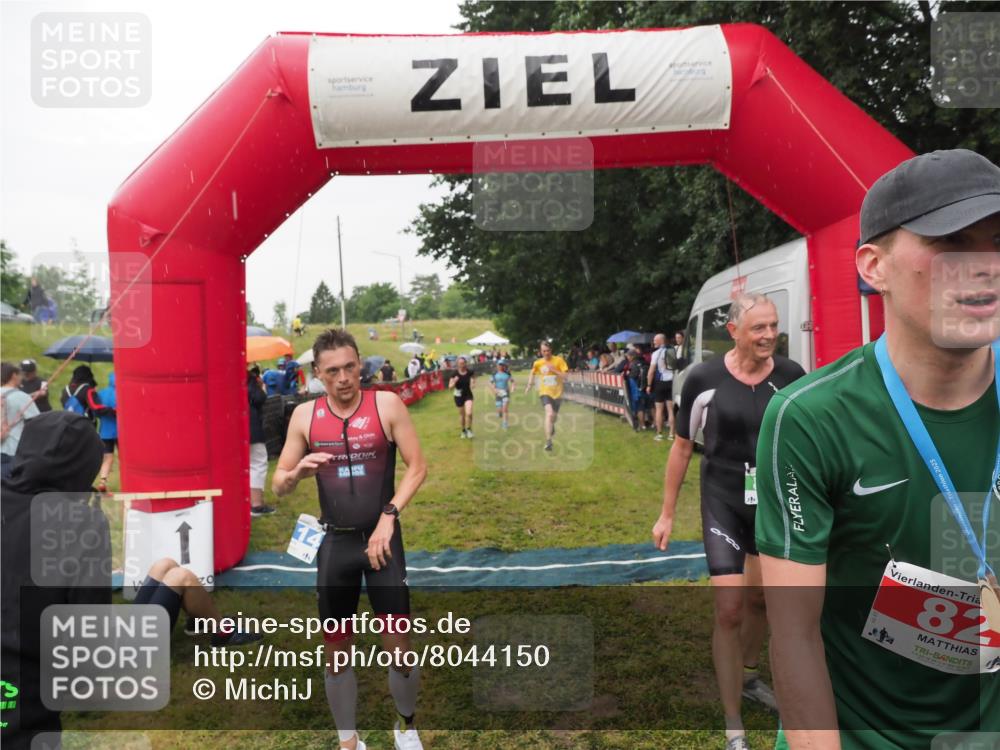 21.06.2025 - 27. Vierlanden-Triathlon MichiJ http://msf.ph/oto/8044150 15.06.2026 13:45:10 Ziel 811, 881, 930, 956, 1114 meine-sportfotos.de