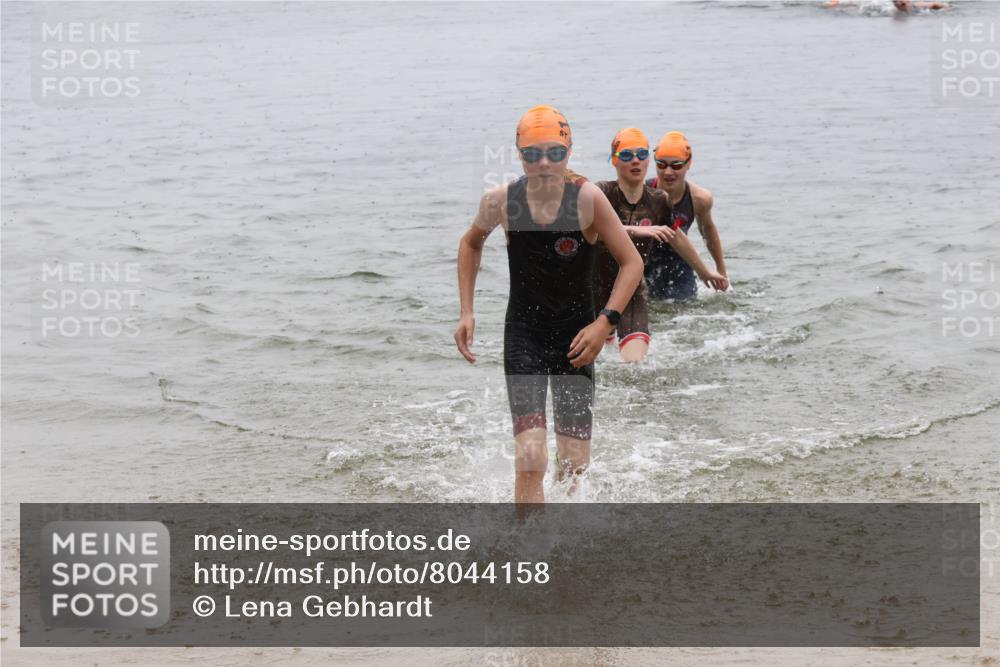 21.06.2025 - 27. Vierlanden-Triathlon Lena Gebhardt http://msf.ph/oto/8044158 15.06.2025 14:39:06 Schwimmen 1335, 1345, 1349 meine-sportfotos.de