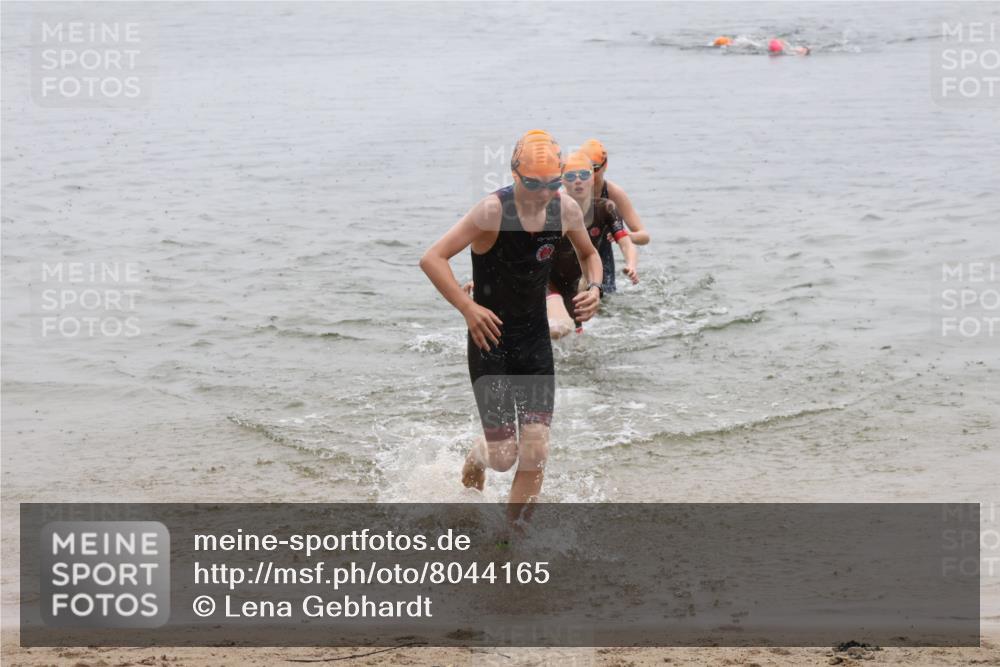 21.06.2025 - 27. Vierlanden-Triathlon Lena Gebhardt http://msf.ph/oto/8044165 15.06.2025 14:39:07 Schwimmen 1335, 1345, 1349 meine-sportfotos.de