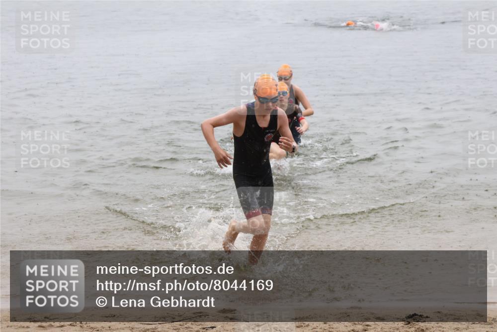 21.06.2025 - 27. Vierlanden-Triathlon Lena Gebhardt http://msf.ph/oto/8044169 15.06.2025 14:39:07 Schwimmen 1335, 1345, 1349 meine-sportfotos.de
