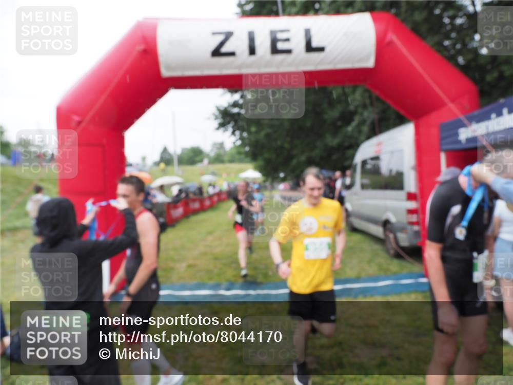 21.06.2025 - 27. Vierlanden-Triathlon MichiJ http://msf.ph/oto/8044170 15.06.2026 13:45:12 Ziel 811, 881, 930, 956, 1114 meine-sportfotos.de