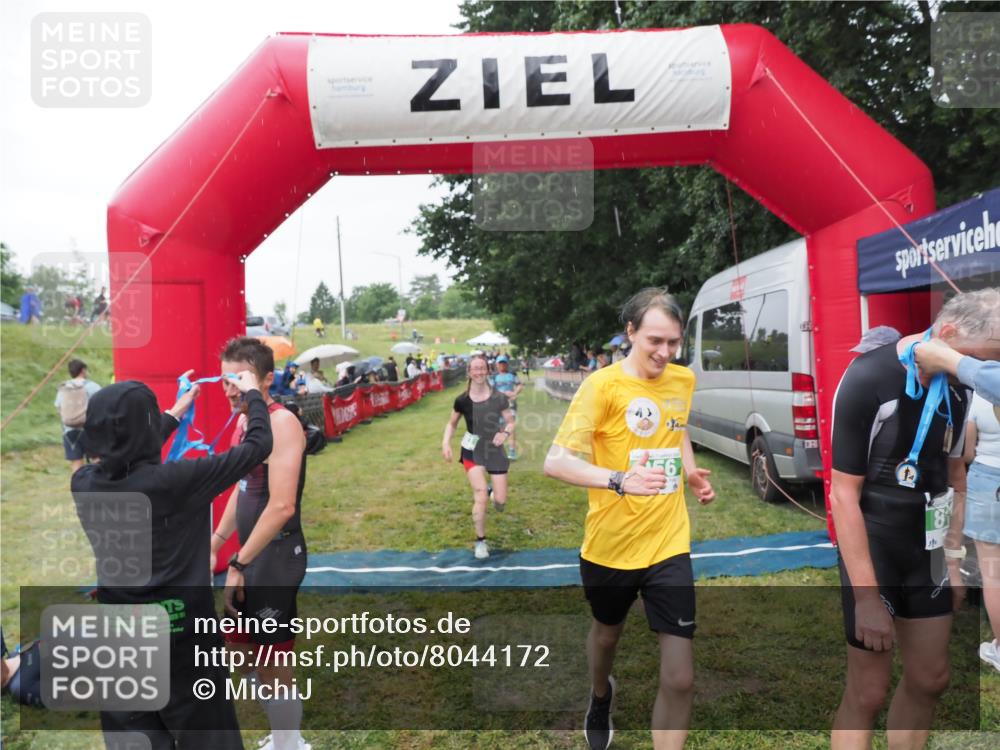 21.06.2025 - 27. Vierlanden-Triathlon MichiJ http://msf.ph/oto/8044172 15.06.2026 13:45:12 Ziel 811, 881, 930, 956, 1114 meine-sportfotos.de