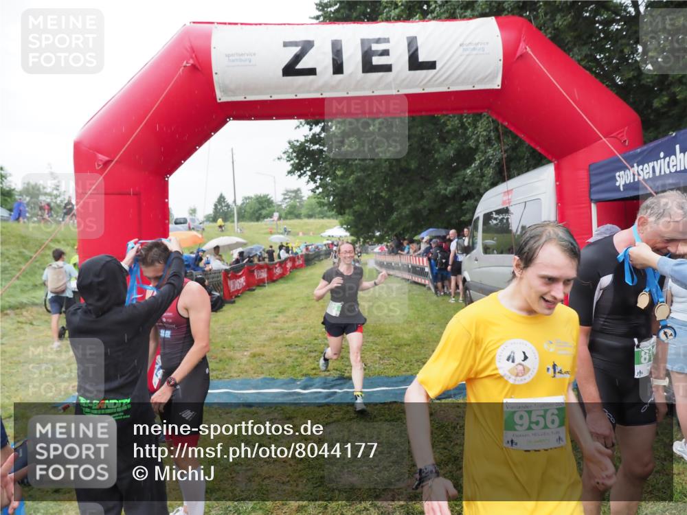 21.06.2025 - 27. Vierlanden-Triathlon MichiJ http://msf.ph/oto/8044177 15.06.2026 13:45:12 Ziel 811, 881, 930, 956, 1114 meine-sportfotos.de
