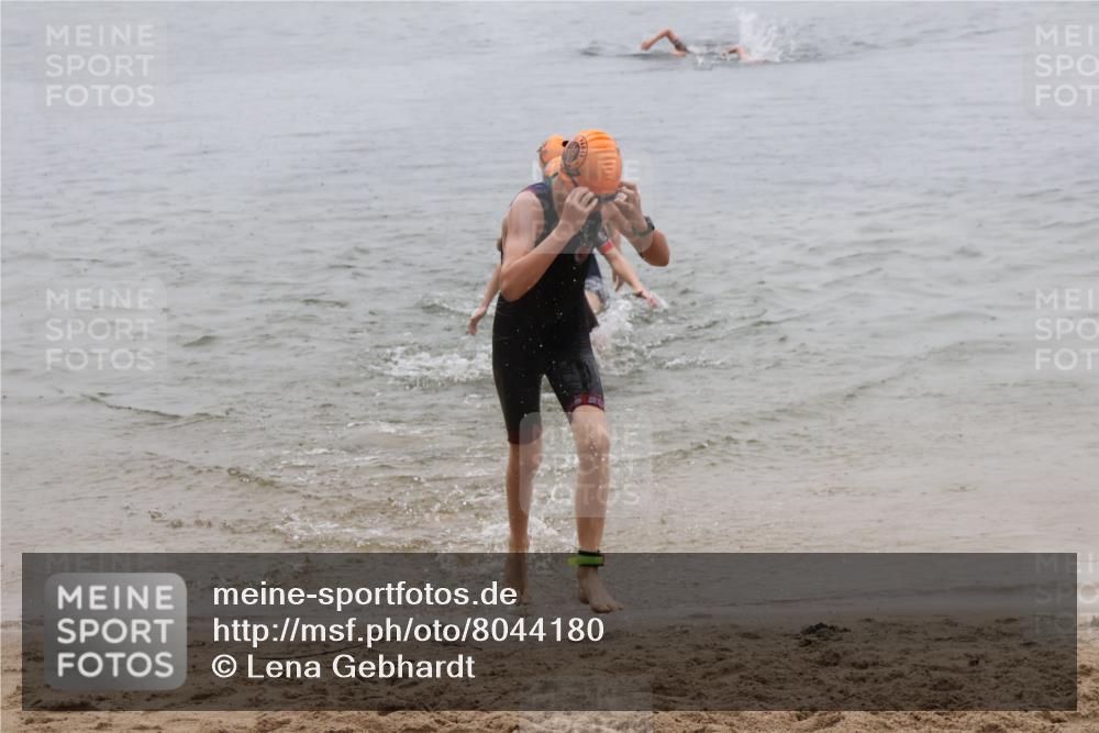 21.06.2025 - 27. Vierlanden-Triathlon Lena Gebhardt http://msf.ph/oto/8044180 15.06.2025 14:39:07 Schwimmen 1335, 1345, 1349 meine-sportfotos.de