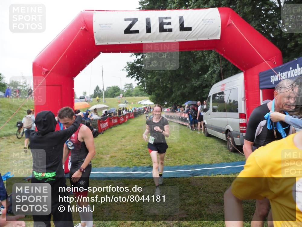 21.06.2025 - 27. Vierlanden-Triathlon MichiJ http://msf.ph/oto/8044181 15.06.2026 13:45:12 Ziel 811, 881, 930, 956, 1114 meine-sportfotos.de