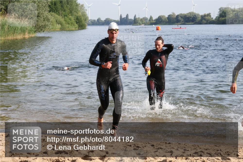 15.06.2025 - 27. Vierlanden-Triathlon Lena Gebhardt http://msf.ph/oto/8044182 15.06.2025 08:34:53 Schwimmen 43, 80, 124, 149, 159, 186 meine-sportfotos.de