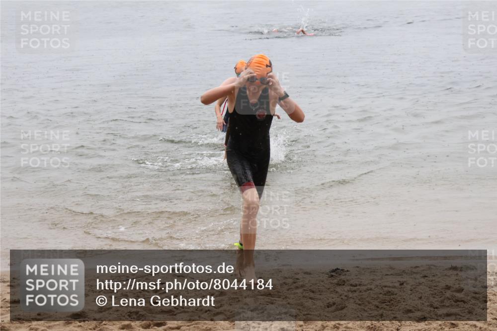21.06.2025 - 27. Vierlanden-Triathlon Lena Gebhardt http://msf.ph/oto/8044184 15.06.2025 14:39:08 Schwimmen 1335, 1345, 1349 meine-sportfotos.de