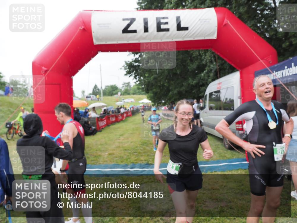 21.06.2025 - 27. Vierlanden-Triathlon MichiJ http://msf.ph/oto/8044185 15.06.2026 13:45:13 Ziel 811, 881, 930, 956, 1114 meine-sportfotos.de