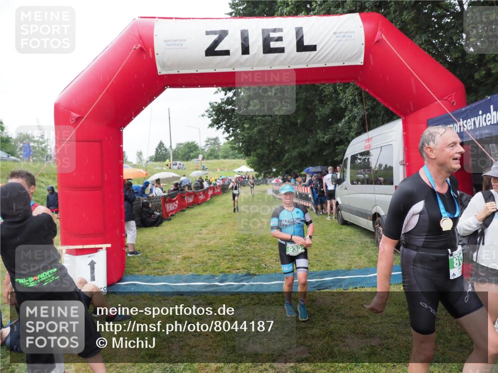 21.06.2025 - 27. Vierlanden-Triathlon MichiJ http://msf.ph/oto/8044187 15.06.2026 13:45:15 Ziel 811, 849, 881, 930, 956, 1114 meine-sportfotos.de