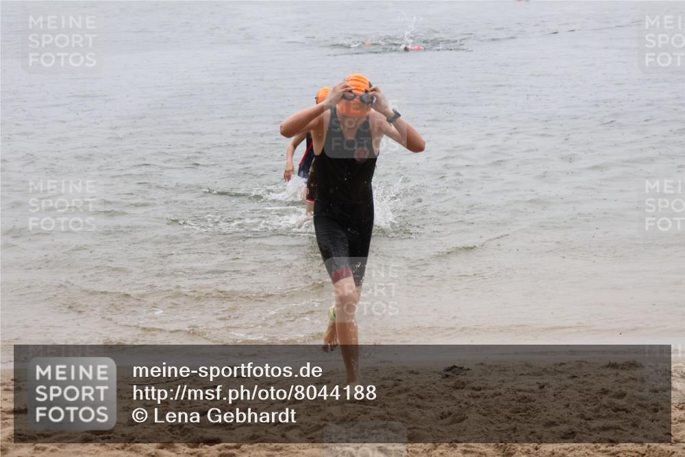 21.06.2025 - 27. Vierlanden-Triathlon Lena Gebhardt http://msf.ph/oto/8044188 15.06.2025 14:39:08 Schwimmen 1335, 1345, 1349 meine-sportfotos.de