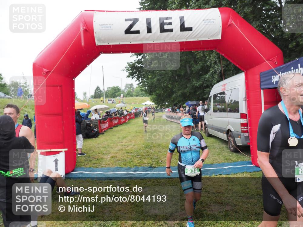 21.06.2025 - 27. Vierlanden-Triathlon MichiJ http://msf.ph/oto/8044193 15.06.2026 13:45:15 Ziel 811, 849, 881, 930, 956, 1114 meine-sportfotos.de