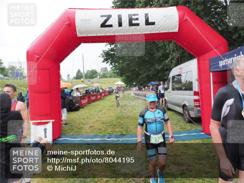 21.06.2025 - 27. Vierlanden-Triathlon MichiJ http://msf.ph/oto/8044195 15.06.2026 13:45:15 Ziel 811, 849, 881, 930, 956, 1114 meine-sportfotos.de