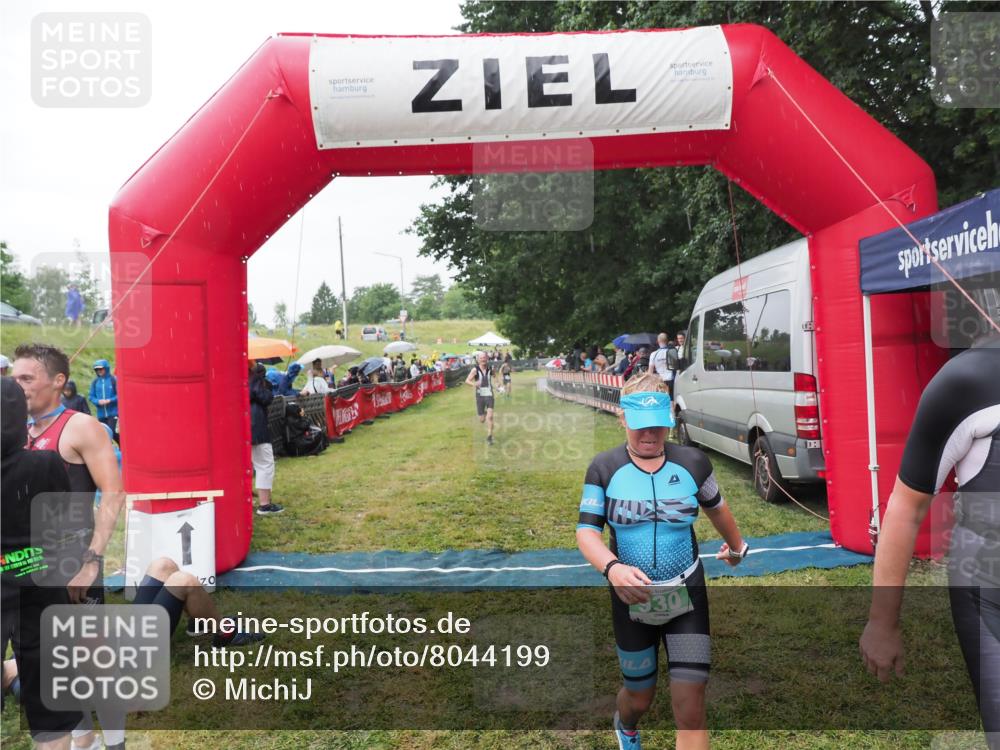 21.06.2025 - 27. Vierlanden-Triathlon MichiJ http://msf.ph/oto/8044199 15.06.2026 13:45:16 Ziel 849, 881, 930, 956 meine-sportfotos.de