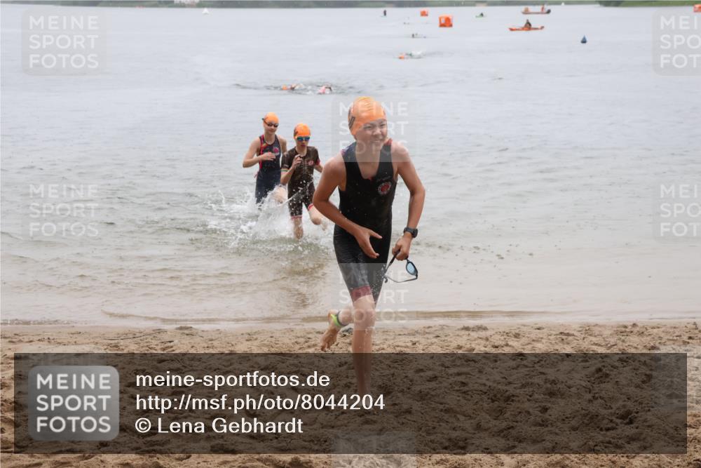 21.06.2025 - 27. Vierlanden-Triathlon Lena Gebhardt http://msf.ph/oto/8044204 15.06.2025 14:39:08 Schwimmen 1335, 1345, 1349 meine-sportfotos.de