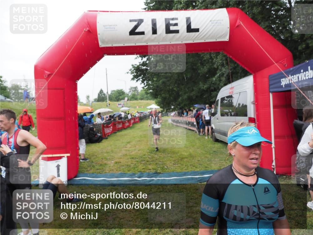 21.06.2025 - 27. Vierlanden-Triathlon MichiJ http://msf.ph/oto/8044211 15.06.2026 13:45:17 Ziel 849, 881, 930, 956 meine-sportfotos.de
