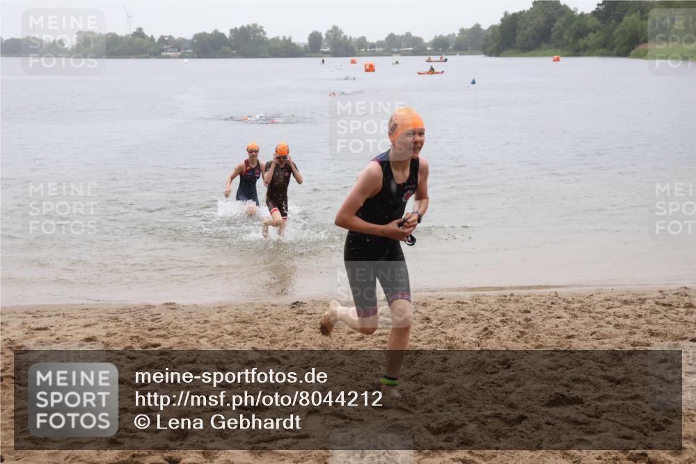 21.06.2025 - 27. Vierlanden-Triathlon Lena Gebhardt http://msf.ph/oto/8044212 15.06.2025 14:39:09 Schwimmen 1335, 1345, 1349 meine-sportfotos.de