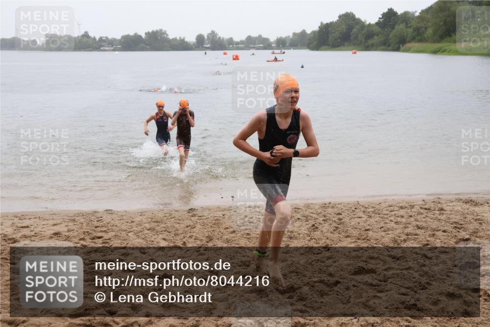 21.06.2025 - 27. Vierlanden-Triathlon Lena Gebhardt http://msf.ph/oto/8044216 15.06.2025 14:39:09 Schwimmen 1335, 1345, 1349 meine-sportfotos.de